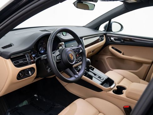 Certified 2025 Porsche Macan image 4