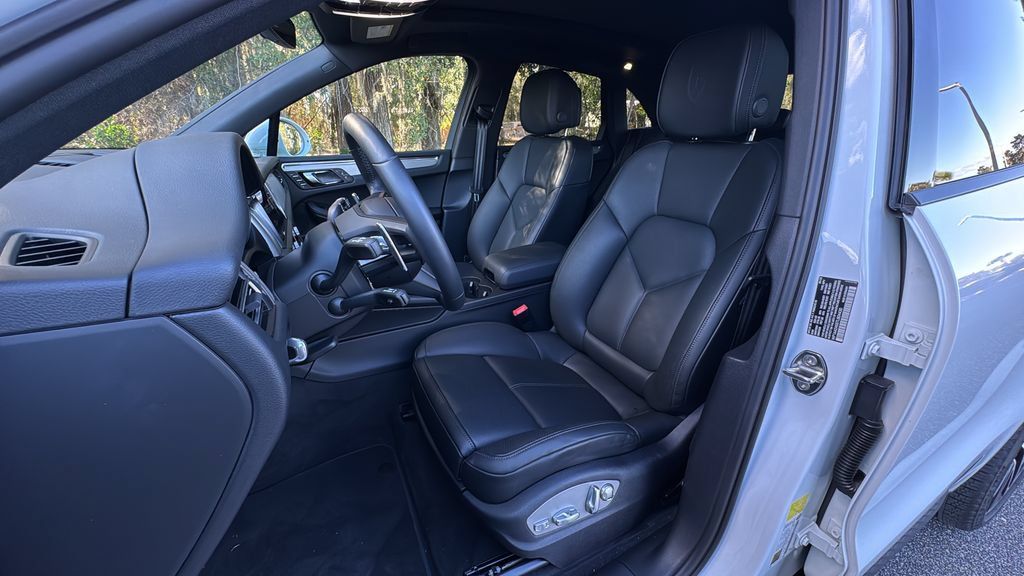 Certified 2026 Porsche Macan AWD/4WD image 5