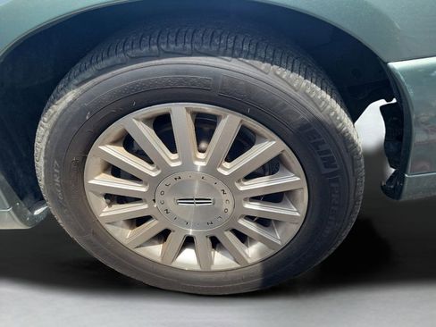 Used 2004 Lincoln Town Car Ultimate image 4