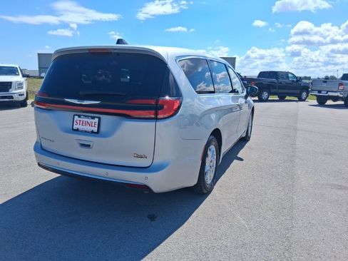 Used 2023 Chrysler Pacifica Touring-L FWD image 7