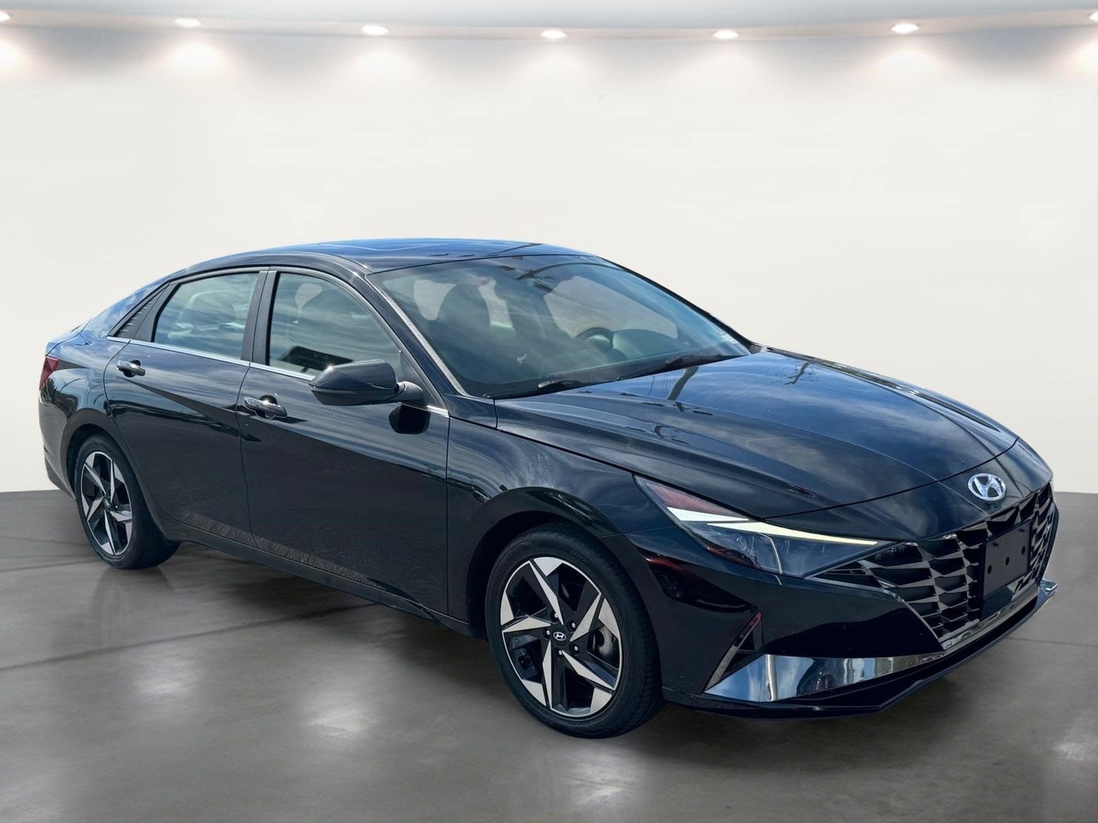 Used 2023 Hyundai Elantra Limited FWD image 2