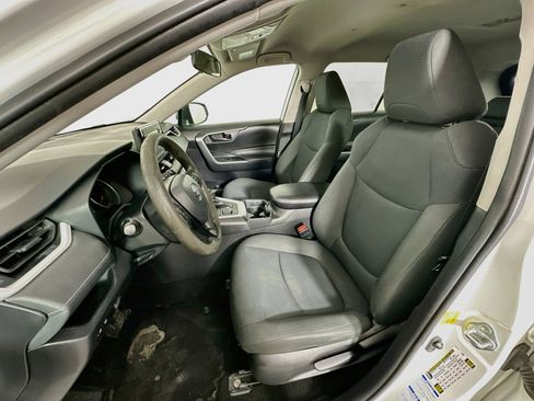 Used 2021 Toyota RAV4 LE AWD/4WD image 13