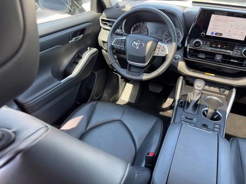 Used 2023 Toyota Highlander XLE AWD/4WD image 14