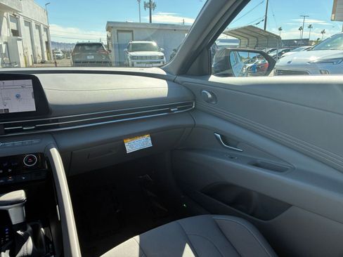 Used 2025 Hyundai Elantra SEL FWD image 36