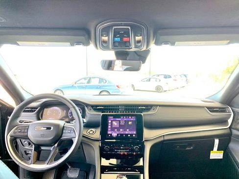 Used 2025 Jeep Grand Cherokee L Altitude image 16