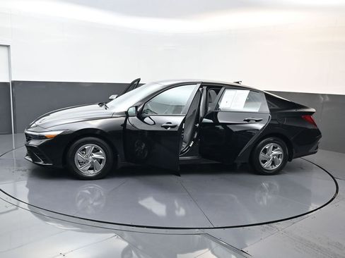 Used 2026 Hyundai Elantra SE FWD image 30