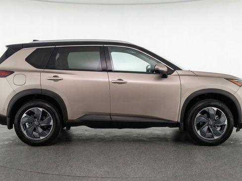 Used 2025 Nissan Rogue SV AWD/4WD image 11