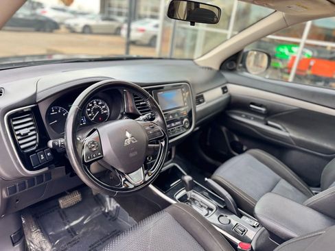 Used 2017 Mitsubishi Outlander SE image 6