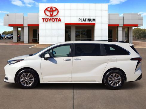 Used 2023 Toyota Sienna XLE image 3