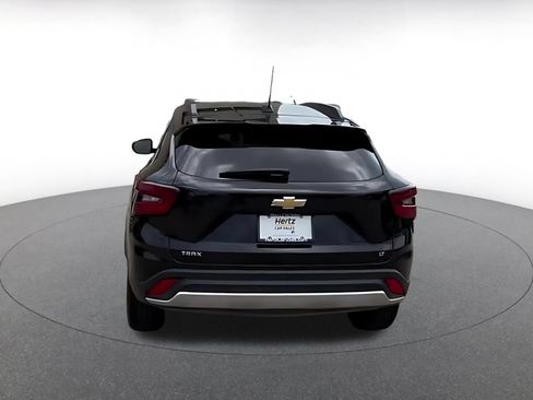 Used 2025 Chevrolet Trax LT FWD image 12
