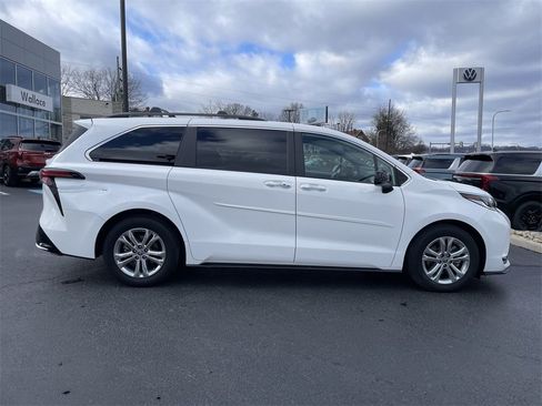 Used 2022 Toyota Sienna XSE image 4