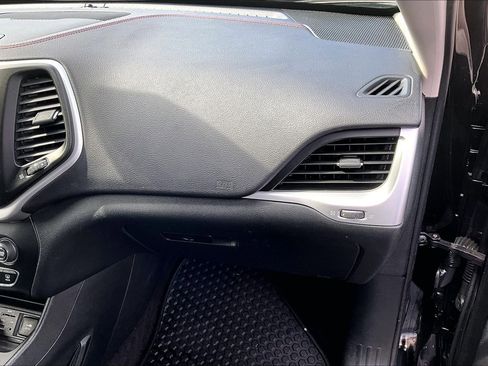 Used 2017 Jeep Cherokee Trailhawk w/ Cold Weather Group image 26