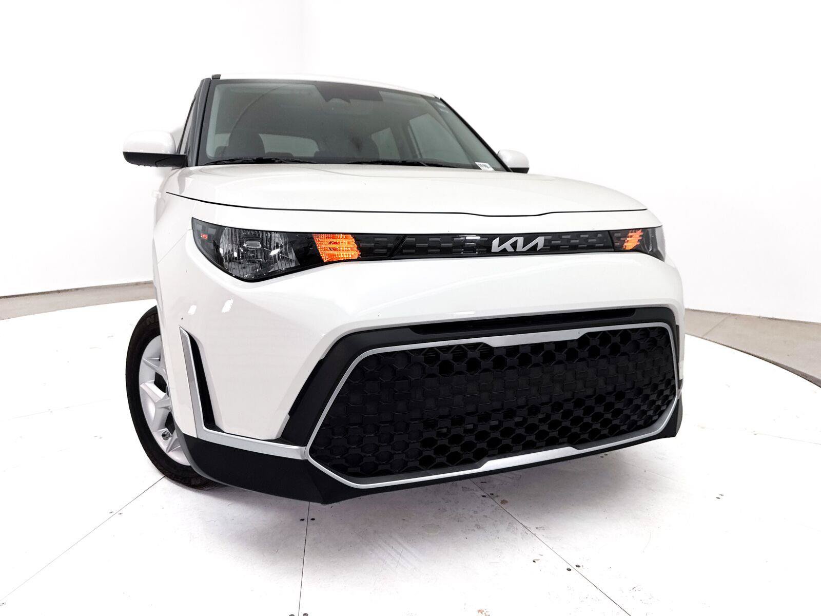 Used 2025 Kia Soul LX w/ LX Technology Package FWD image 5