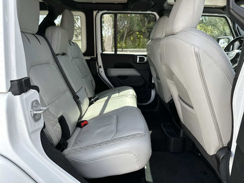 Used 2022 Jeep Wrangler Unlimited Sahara image 18