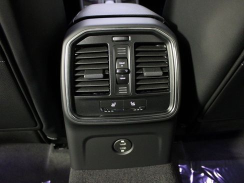 Certified 2025 Porsche Macan AWD/4WD image 35
