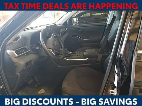 Used 2024 Toyota Highlander LE image 3