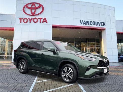 Certified 2025 Toyota Highlander XLE AWD/4WD image 1