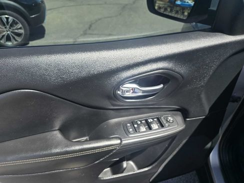 Used 2017 Jeep Cherokee Limited AWD/4WD image 18