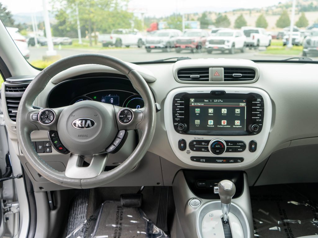Used 2016 Kia Soul EV + FWD image 14