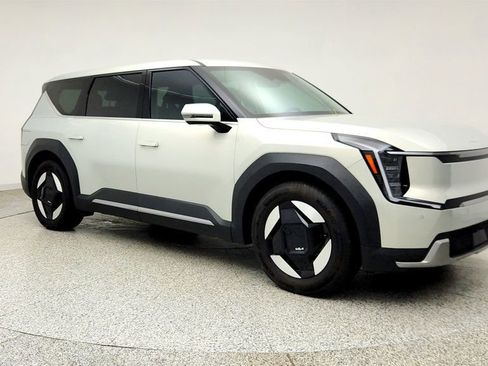 Used 2024 Kia EV9 Light Long Range RWD image 3