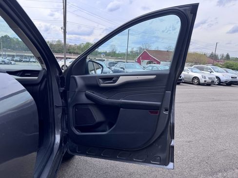 Used 2022 Ford Escape SE w/ SE Sport Appearance Package image 16