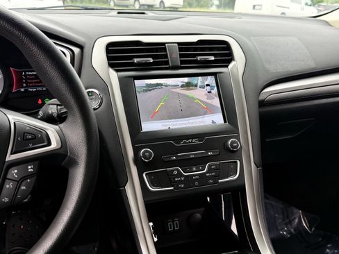 Used 2020 Ford Fusion SE FWD image 31