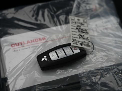 Used 2024 Mitsubishi Outlander SE Black Edition image 30