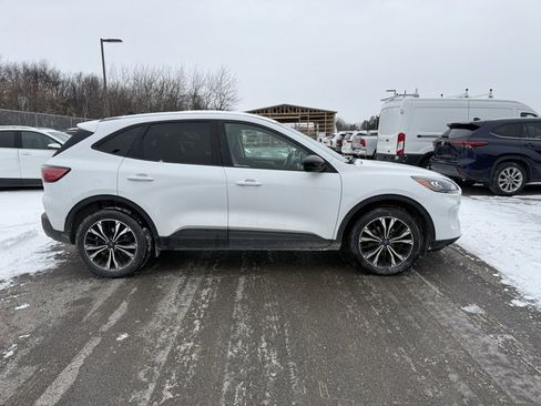 Used 2022 Ford Escape SE w/ SE Sport Appearance Package image 5