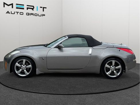 Used 2009 Nissan 350Z Touring RWD image 5