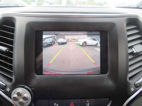 Used 2021 Jeep Cherokee Latitude w/ Mopar Interior Package AWD/4WD image 16
