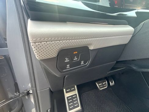 Used 2025 Volkswagen Atlas Peak Edition SE AWD/4WD image 16