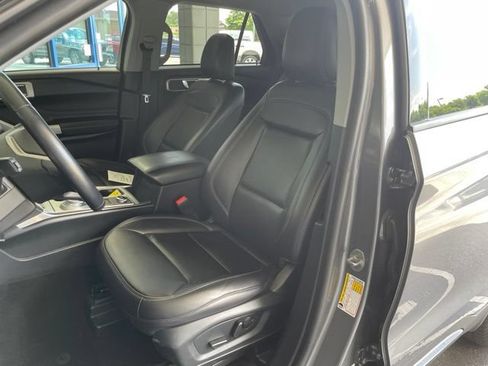 Used 2022 Ford Explorer XLT w/ Equipment Group 202A AWD/4WD image 17