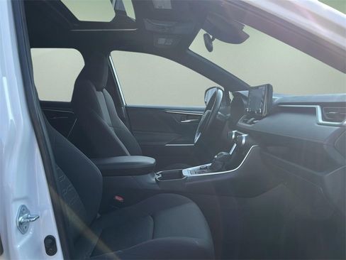 Used 2022 Toyota RAV4 SE image 17