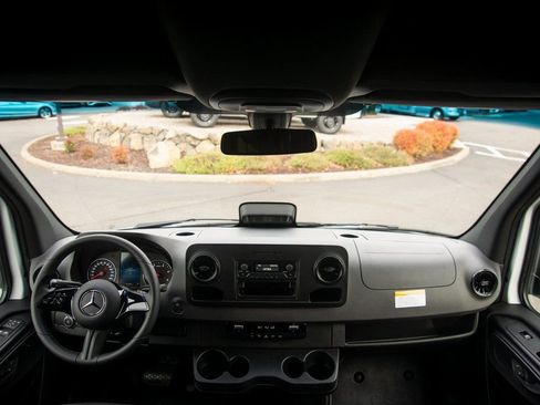 Used 2025 Mercedes-Benz Sprinter 2500 image 33