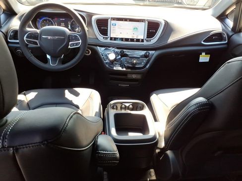 New 2026 Chrysler Pacifica Select image 10