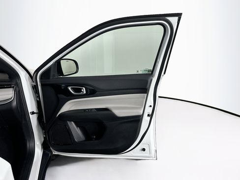 Used 2025 Jeep Compass Limited image 31