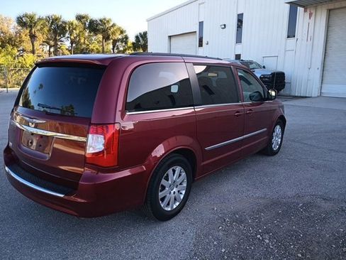 Used 2014 Chrysler Town & Country Touring image 5