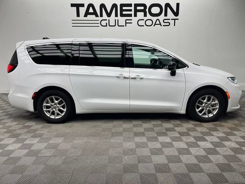 Used 2024 Chrysler Pacifica Touring-L FWD image 4