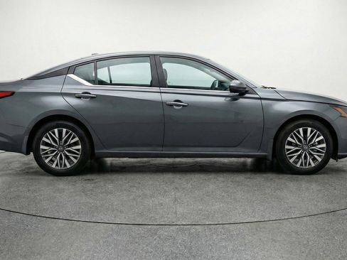 Used 2025 Nissan Altima 2.5 SV FWD image 11