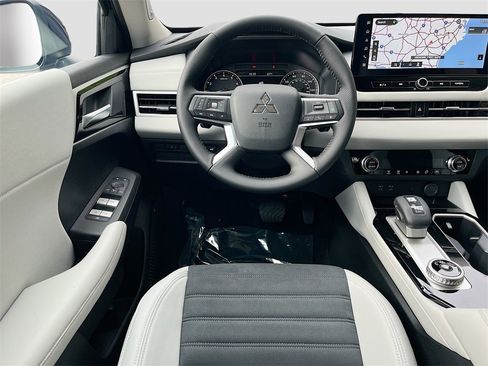 New 2025 Mitsubishi Outlander SE image 22