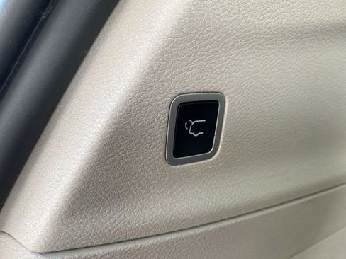 Used 2023 Chrysler Pacifica Touring-L image 6