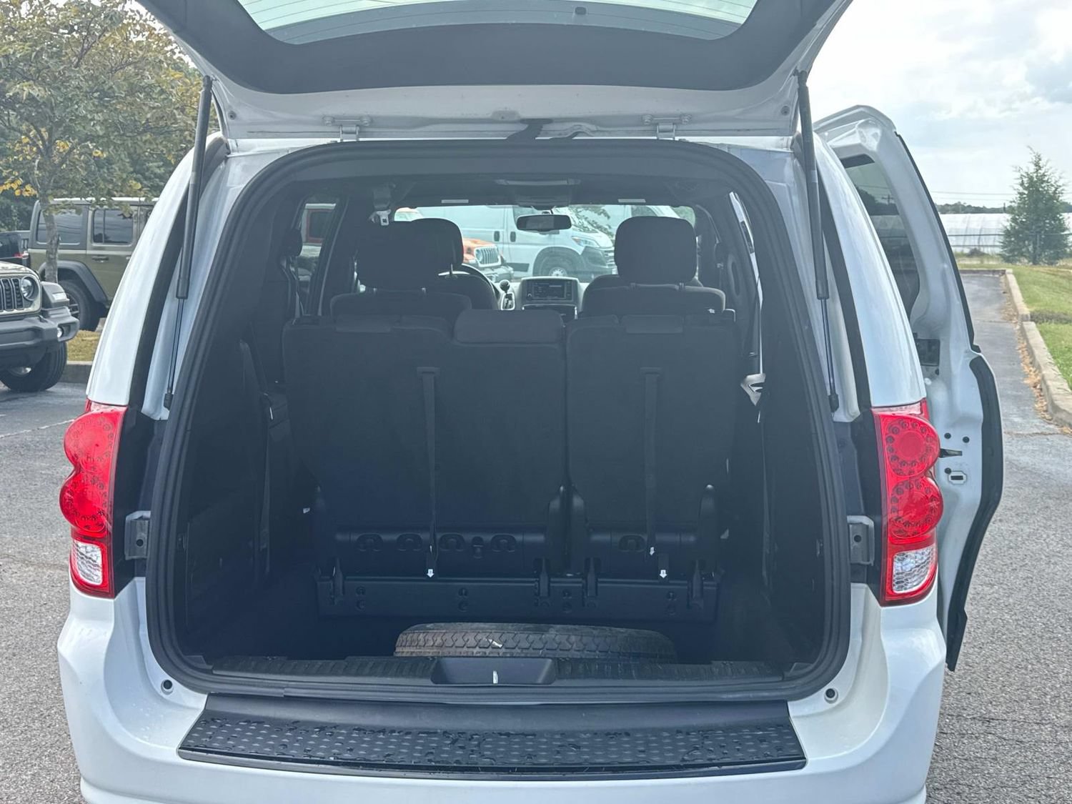 Used 2017 Dodge Grand Caravan SE FWD image 17