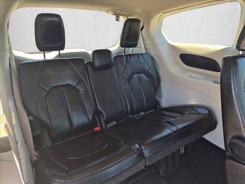 Used 2023 Chrysler Pacifica Touring-L FWD image 27
