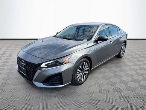 Used 2024 Nissan Altima 2.5 SV FWD image 3