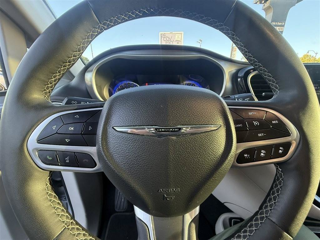 Used 2024 Chrysler Pacifica Touring-L FWD image 23