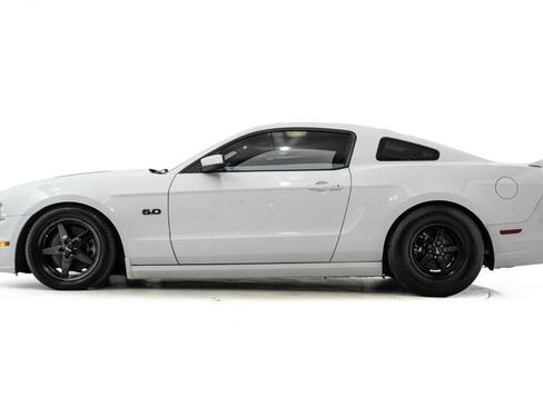 Used 2014 Ford Mustang GT RWD image 9