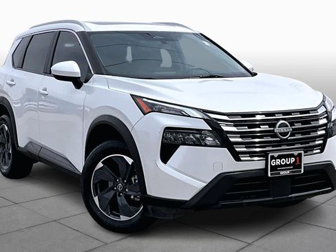 Used 2024 Nissan Rogue SV w/ SV Premium Package image 3