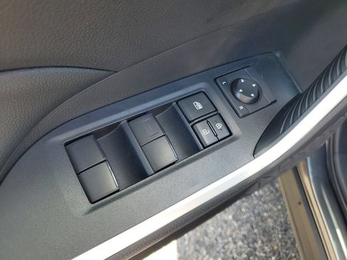 Used 2020 Toyota RAV4 LE FWD image 9