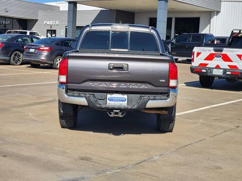 Used 2017 Toyota Tacoma SR5 w/ Tow Package image 6