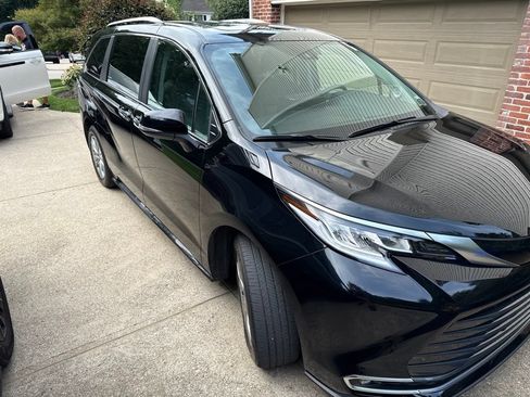 Used 2024 Toyota Sienna Limited AWD/4WD image 4